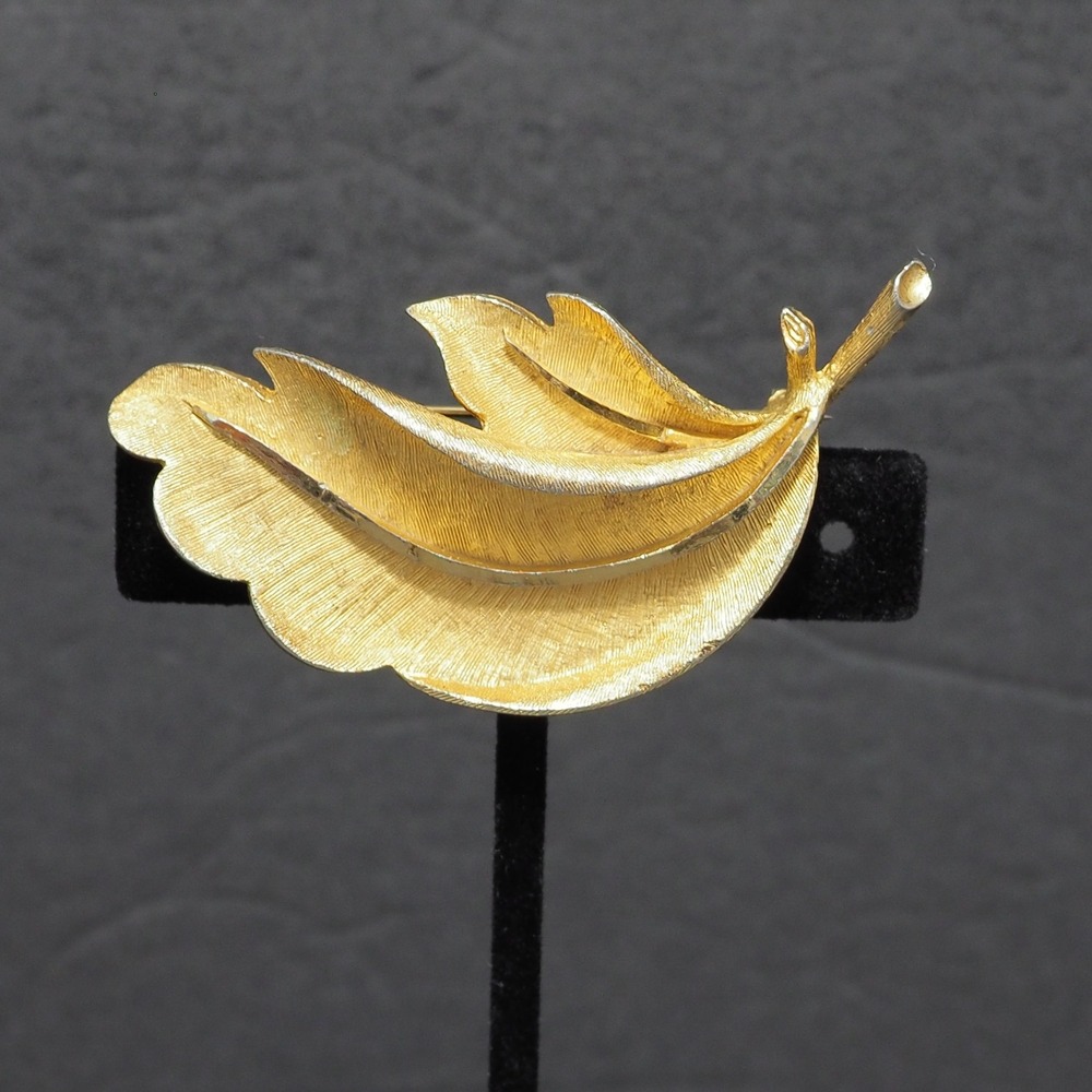 BSK Brooch Pin Gold Tone Feather Leaf Plume Curled Textured Vintage Statement